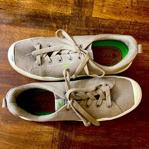 Lightweight,sustainable Cariuma sneakers